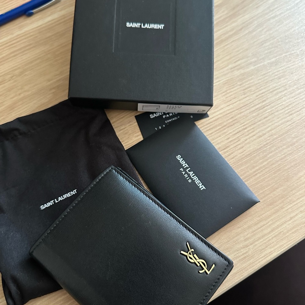 Like New!! Saint Laurent Mens Wallet!! Comes with Original box, and all!